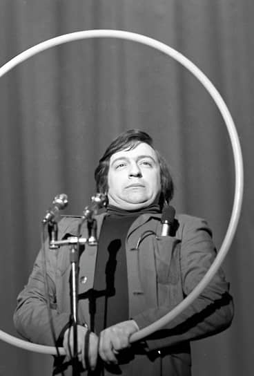 Широкая известность к Геннадию Хазанову пришла в 1975 году после его монолога «Студент кулинарного техникума». Еще одна известная миниатюра тех лет — «Попугай» (кадр на фото)