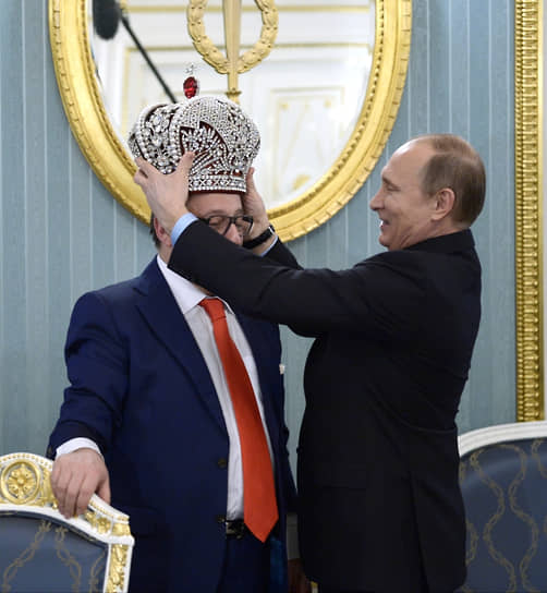 Геннадий Хазанов — полный кавалер ордена «За заслуги перед Отечеством», награжден также орденом Дружбы
&lt;BR>На фото: в 2015 году Геннадий Хазанов подарил Владимиру Путину подарок к прошедшему дню рождения — копию российской императорской короны. После чего президент, надев корону на артиста, заметил: «Поскольку юбиляр сегодня не я, а вы, то вам как раз это и подойдет»