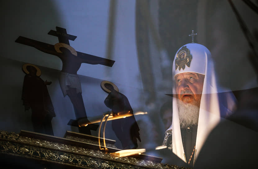 «То, что сегодня проповедует современная цивилизация, — это совершенно безбожная идея, я бы сказал, сатанинская идея. А где зло, там гибель. Люди этого не понимают, смотрят на красивые обложки журналов, там все такие красивые, реклама — голову кружит. На самом деле это просто фантик, обертка. А что внутри? Внутри может быть самое страшное»