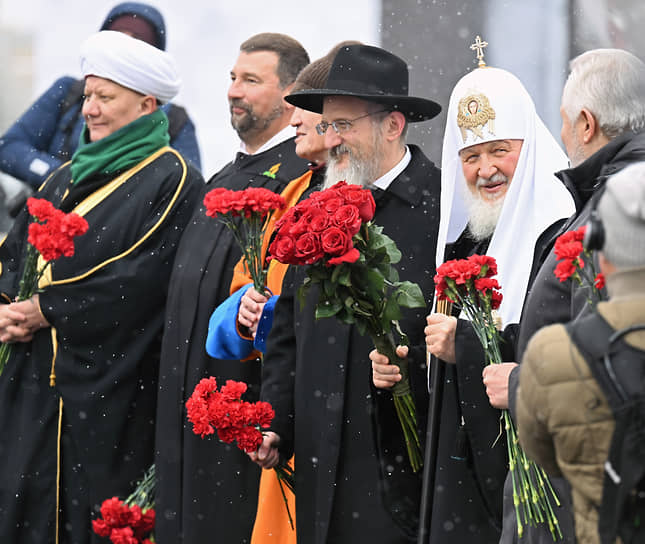 Слева направо: председатель Духовного собрания мусульман России муфтий Альбир Крганов, заместитель руководителя Западно-Российского союза церкви христиан-адвентистов Седьмого дня Олег Гончаров, глава российских буддистов Пандито Хамбо лама Дамба Аюшев, главный раввин России Берл Лазар, патриарх Московский и всея Руси Кирилл и начальствующий епископ Российского объединенного союза христиан веры евангельской Сергей Ряховский перед началом церемонии возложения цветов к памятнику Кузьме Минину и Дмитрию Пожарскому на Красной площади в День народного единства, 2024 год