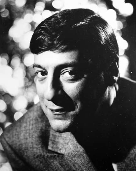 Тяга к сцене у Геннадия Хазанова появилась еще в школе. С 1962 года артист пытался поступить в театральные вузы Москвы, но провалился на экзаменах и стал студентом МИСИ имени Куйбышева, где вскоре стал участвовать в студенческой самодеятельности и играть в команде КВН. В 1965 году Геннадий Хазанов поступил в Государственное училище циркового и эстрадного искусства на курс к актрисе Надежде Слоновой, а спустя два года начал выступать на большой эстраде