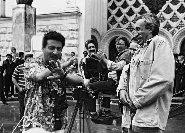 Как киноактера Геннадия Хазанова заметили после роли в фильме «Реквием по филею» (1988), где он сыграл Гену Мунькина, бумажного работника в симфоническом оркестре. Он также исполнил главную роль героя-любовника Марата в фильме 1992 года «Маленький гигант большого секса», снимался у Эльдара Рязанова в «Тихих омутах» (2000). Появлялся Геннадий Хазанов и в сериалах «Моя прекрасная няня», «Счастливы вместе», «Кто в доме хозяин?». Он озвучивал многих знаменитых персонажей мультипликационных фильмов: «Кот Леопольд и Золотая Рыбка», «Возвращение блудного попугая» и других
&lt;BR>На фото с режиссером Николаем Досталем на съемках картины «Маленький гигант большого секса»