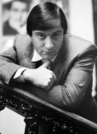 «Для сатиры время всегда — человеческие пороки, несовершенство общественных отношений, ошибки и промахи власти — все это было, есть и будет. Всюду. И во все времена»
&lt;BR>В 1987 году Хазанов возглавил концертно-эстрадный коллектив «Моно»