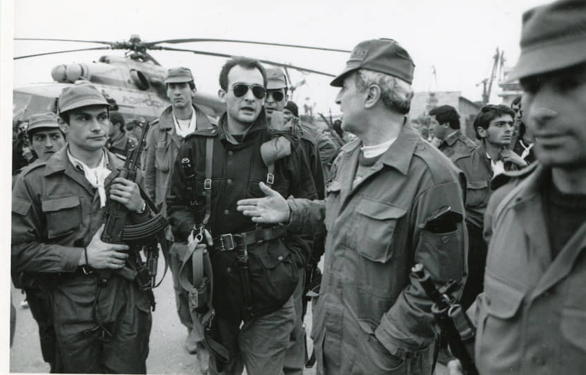 Джабу Иоселиани (второй справа) называли «всесоюзным старостой» воровского мира. За значительный вклад в свержение первого президента Грузии националиста Звиада Гамсахурдии в январе 1992 года в октябре 1993 года, в момент кульминации гражданской войны, глава государства Эдуард Шеварднадзе назначил Иоселиани председателем Совета по чрезвычайному положению