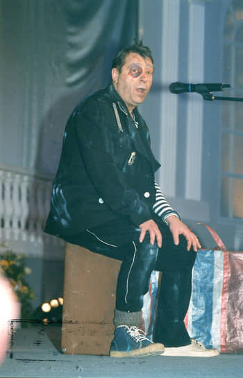 «Театр — это большая нагрузка. Но, во-первых, человек я очень деятельный. И счастлив, что у меня появилось место, где могу увидеть результаты и творческих своих усилий, и организационных, какие бы сложности ни были. Слава богу, я не один. Ко мне очень благосклонна и федеральная власть, и московская, и здесь, в театре, у меня хорошая команда»
&lt;BR>В 1997 году Хазанов стал художественным руководителем Московского государственного театра эстрады