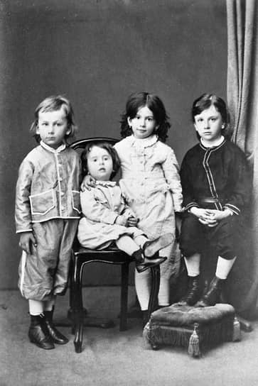 У Льва Толстого и его жены Софьи родились 13 детей, выжили 8, и для того времени это неплохая статистика. На фото слева направо Илья, Лев, Татьяна и Сергей Толстые, 1870 год