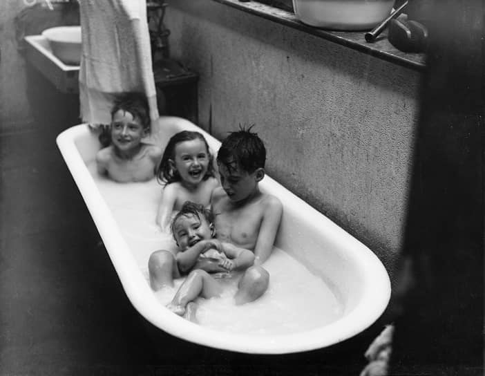 Дети в жаркий день охлаждаются в ванне, США, 1919