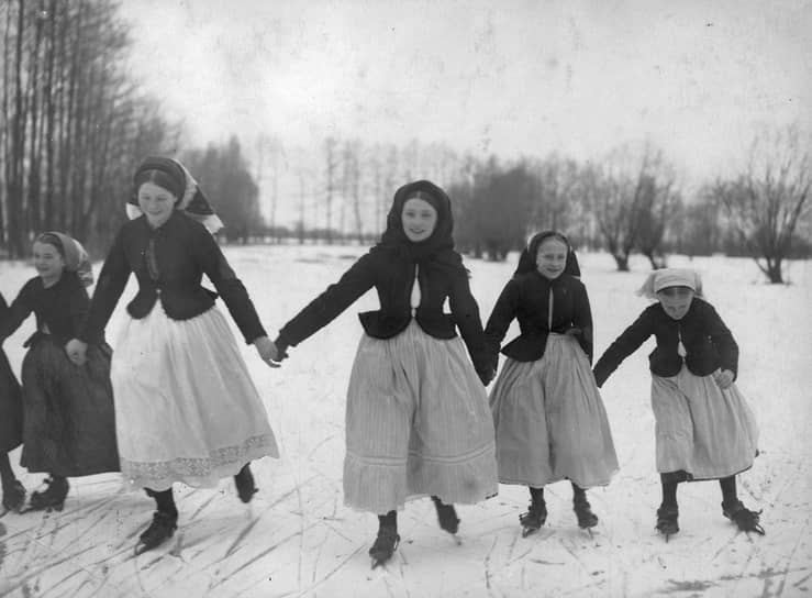 Семья на катке, Германия, около 1900-го