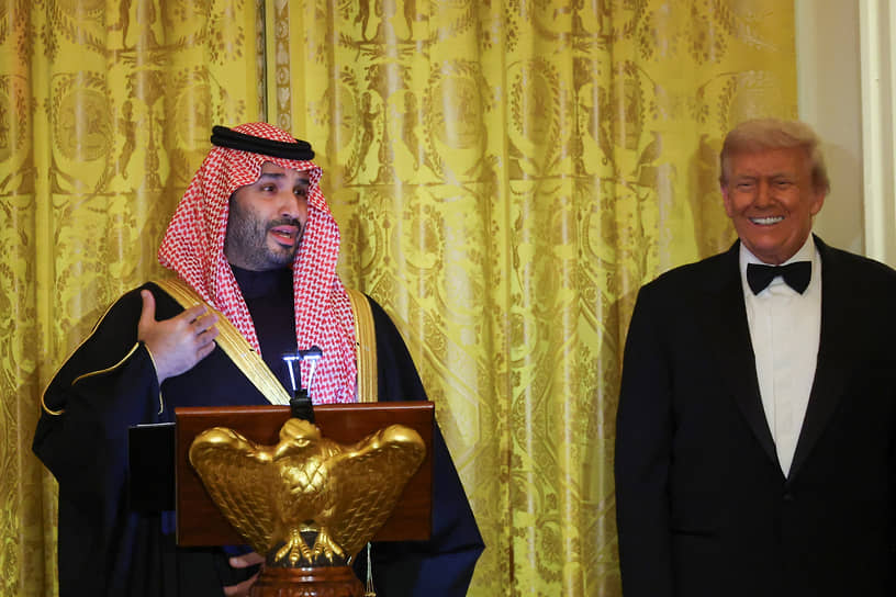 Президент США Дональд Трамп (справа) с наследным принцем, премьер-министром Саудовской Аравии Мухаммедом бен Сальманом Аль Саудом