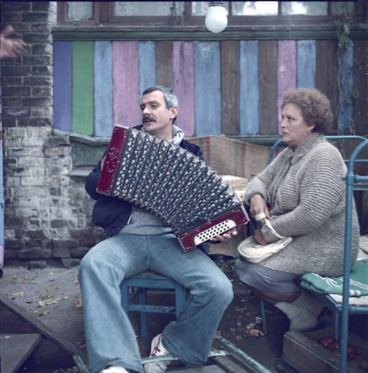 Работа Нонны Мордюковой с режиссером Никитой Михалковым на съемочной площадке фильма «Родня» (1981) больше напоминала поле боя. Главным яблоком раздора стал грим: Михалков настаивал на металлических коронках и мелкой завивке, чтобы сделать образ героини грубее и достовернее. Согласилась Мордюкова только под угрозой замены на другую актрису. Режиссер вспоминал: «Это была коррида. Она потом мне это припоминала, с восторгом рассказывала, как я ее унижал. Но она умела прощать»