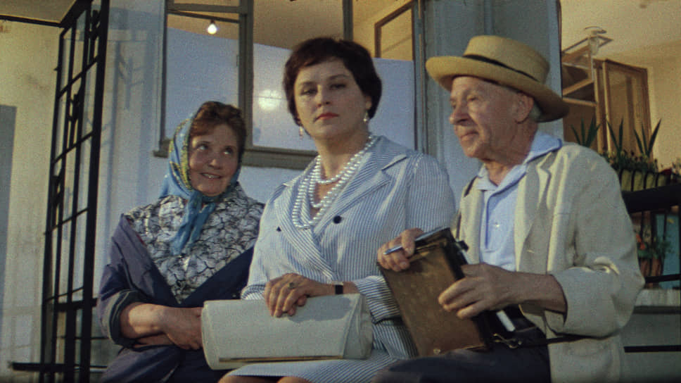 Нонна Мордюкова не была единственной кандидатурой на роль управдома Варвары Сергеевны Плющ в комедии «Бриллиантовая рука» (кадр на фото). В числе ее конкуренток оказались Клара Лучко, Людмила Шагалова и Татьяна Гаврилова. На худсовете Мордюкову назвали зажатой и неестественной, но посчитали подходящей для образа, если она над ним поработает. В итоге эта роль стала одной из самых популярных в фильмографии Нонны Мордюковой, а многие фразы ее героини стали крылатыми