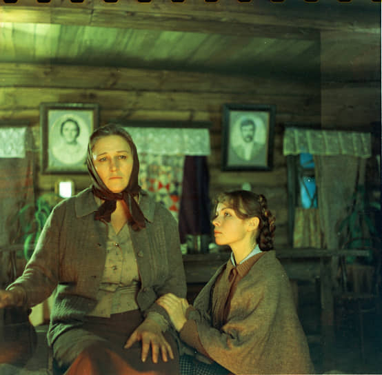 Пробы на главную роль в фильме «Трясина» прошли 60 актрис, из которых Григорий Чухрай выбрал Нонну Мордюкову. По словам исполнительницы, образ Матрены дался ей тяжело. На одном из самых драматических эпизодов она чуть не потеряла сознание, потом зарыдала и призналась, что не сможет дойти до конца съемок. На что режиссер ответил: «Кто другой не дойдет, но только не вы»
&lt;br>На фото: Нонна Мордюкова (Матрена Быстрова) и Валентина Теличкина (Нина) на съемках фильма «Трясина», 1977 год