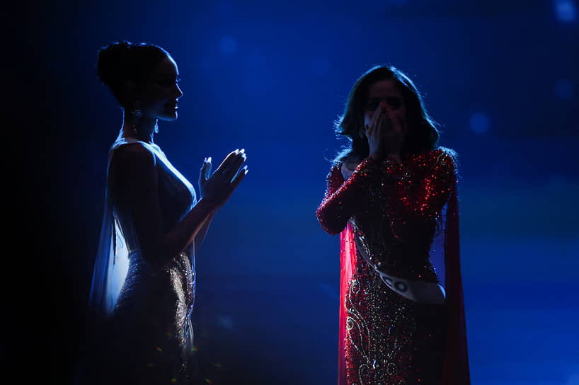 Участница из Таиланда Правенар Сингх (слева) и победительница конкурса Фатима Бош Фернандес из Мексики 