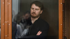 Мэр Сочи зашел на посадку с супругой