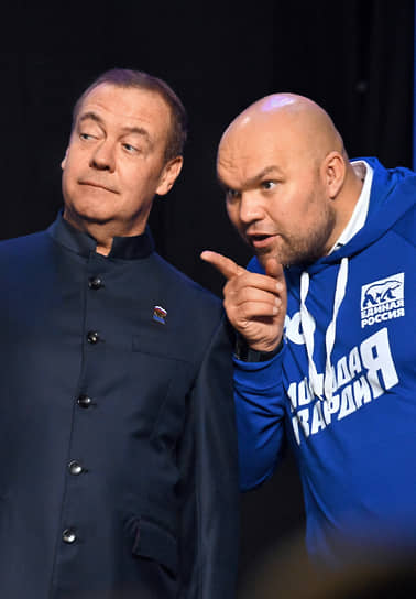 Зампред Совета безопасности Дмитрий Медведев и председатель молодежной организации «Молодая Гвардия Единой России» Антон Демидов на слете активистов, посвященном 20-летию молодежного крыла партии «Единая Россия» в «МТС Live Холл»