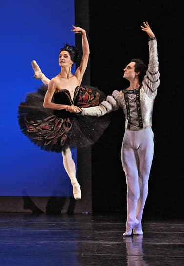 Артисты балета Оксана Кардаш и Артур Мкртчян на премьере спектакля «Майя. Сюита любви» к 100-летию со дня рождения Майи Плисецкой