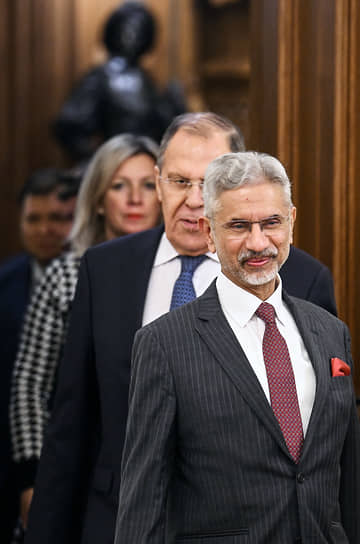 Министр иностранных дел Сергей Лавров (в центре), глава МИД Индии Субраманиям Джайшанкар (справа) и директор департамента информации и печати МИД Мария Захарова на переговорах в Доме приемов МИД