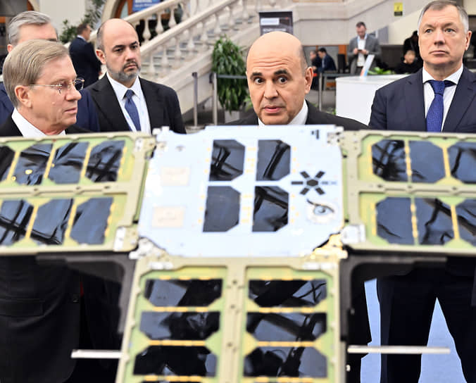 Премьер-министр РФ Михаил Мишустин (в центре) и его заместители Виталий Савельев (слева) и Марат Хуснуллин (справа) на выставке «Транспорт России» в Гостином дворе