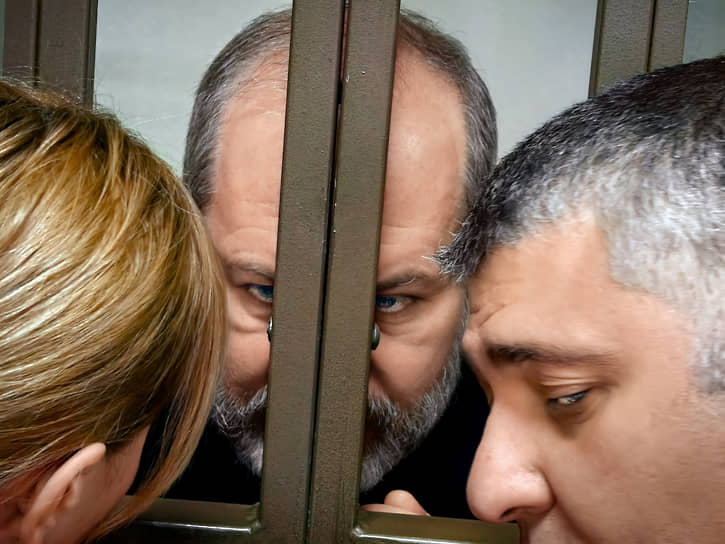 Бывший замгубернатора Ростовской области Виталий Кушнарев (в центре) на заседании Железнодорожного районного суда в Ростове-на-Дону