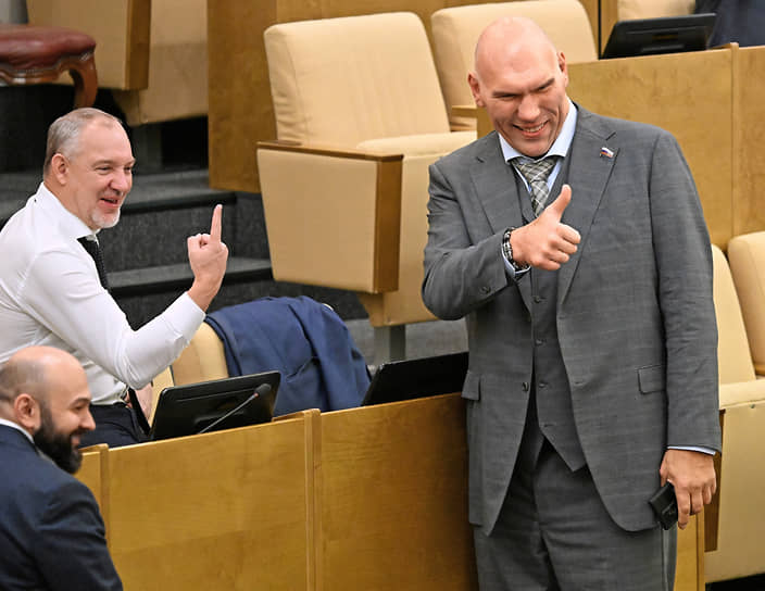Депутаты Владимир Павлов (второй слева) и Николай Валуев (справа) на пленарном заседании