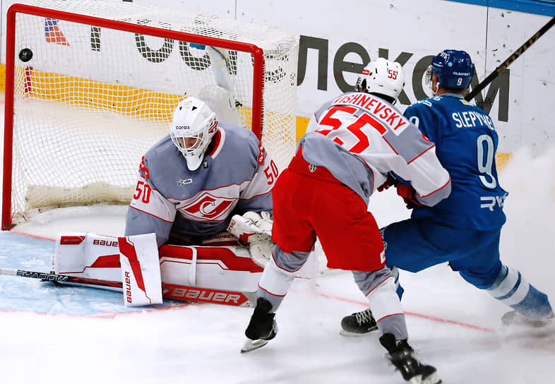 Матч между хоккейными командами «Динамо» и «Спартак» на стадионе «ВТБ Арена»