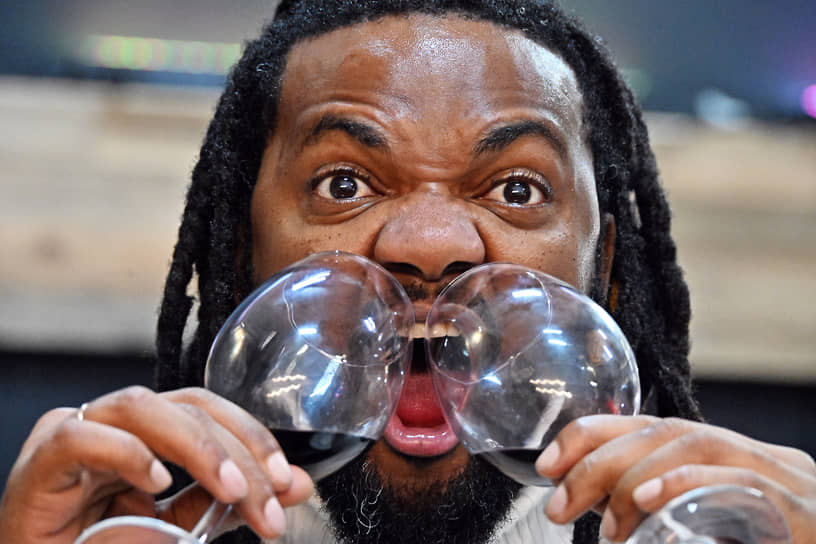 Гость винного салона во время исследования «Винный гид России» 2025-2026