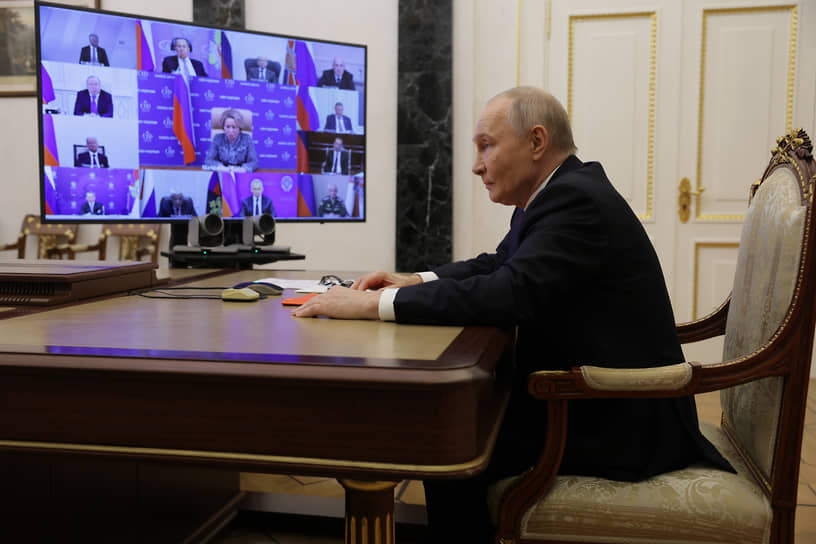 Президент РФ Владимир Путин на заседании с постоянными членами Совета безопасности