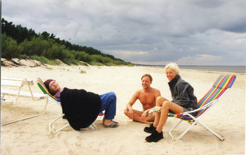 «Однако, глядя в синее небо, решительно подумала: надо взяться за себя. Буду ездить отдыхать, бывать на природе. Буду жить и жить… Спасибо зрителям, что не дают мне сиднем сидеть. Зрители — это моя жизнь»