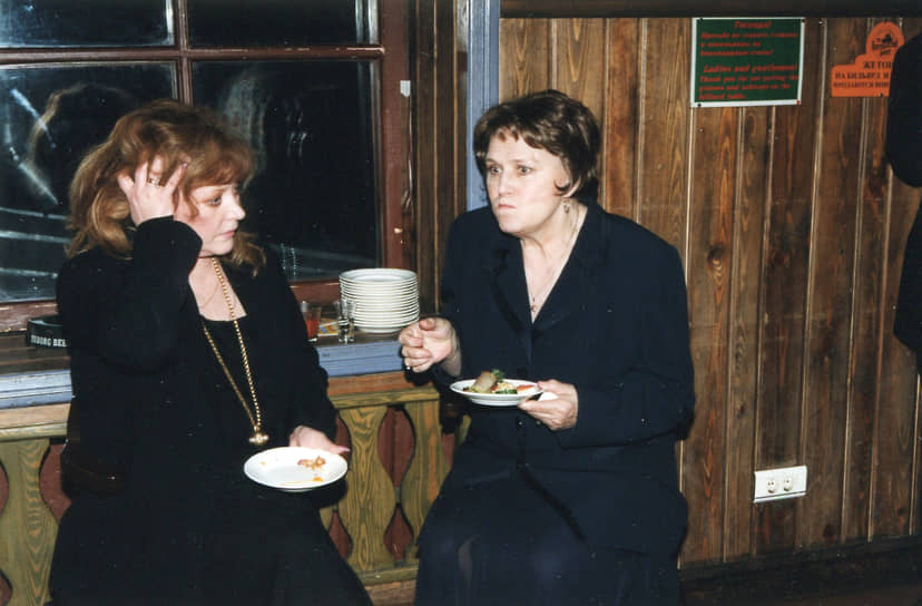 В 1991 году Нонна Мордюкова ушла из Театра-студии киноактера, на сцене которого играла более 40 лет, и появлялась затем лишь на встречах со зрителями и кинофестивалях, писала книгу воспоминаний под названием «Не плачь, казачка»