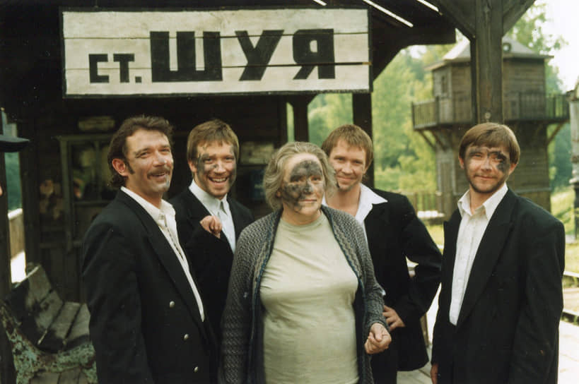 «Мы, актеры, что ни говори, всего лишь инструменты, а мастеровые — это режиссеры. Им тот инструмент подавай, который в данный момент нужен: молоток там, или пассатижи, или вот сейчас Мордюкова в самый раз будет»
&lt;br>На фото: кадр из фильма «Мама» (1999)