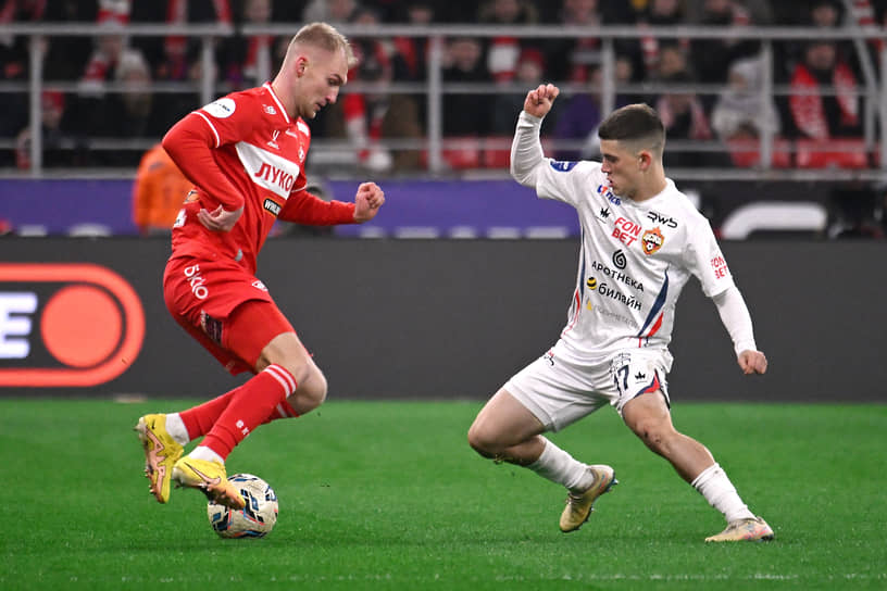 Спартаковец Даниил Денисов (слева) и игрок команды ЦСКА Кирилл Глебов (справа) во время матча