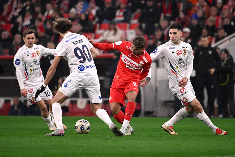 Момент матча между столичными командами «Спартак» и ЦСКА