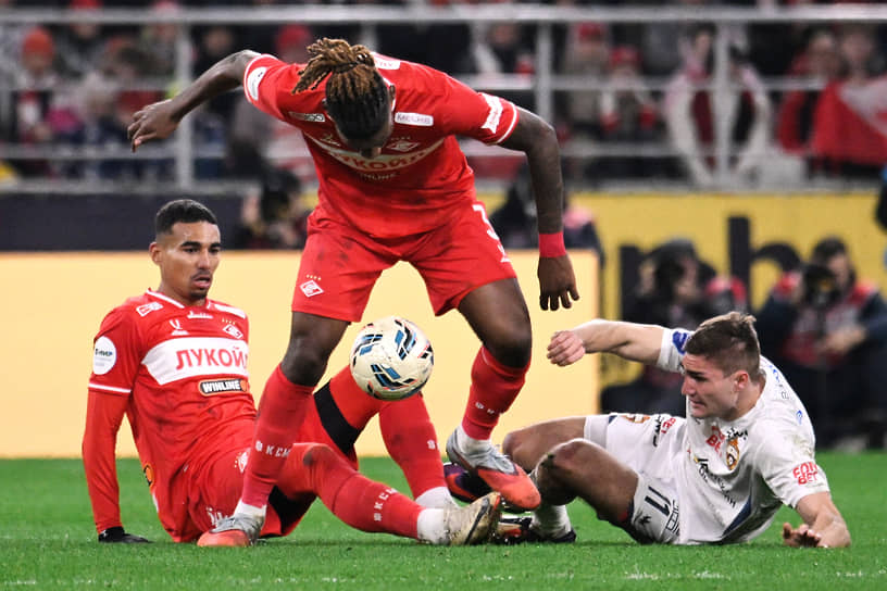 Момент матча между столичными командами «Спартак» и ЦСКА