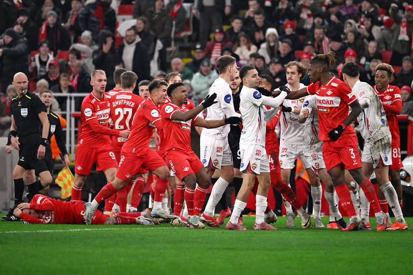 Момент матча между столичными командами «Спартак» и ЦСКА