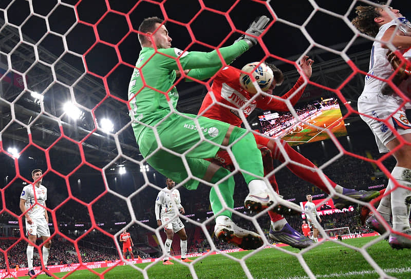 Момент матча между столичными командами «Спартак» и ЦСКА. В центре — вратарь армейцев Игорь Акинфеев