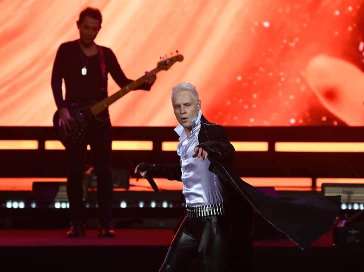 Свою первую песенную запись Ярослав Дронов сделал в возрасте одного года, ее зафиксировала на кассету его мать