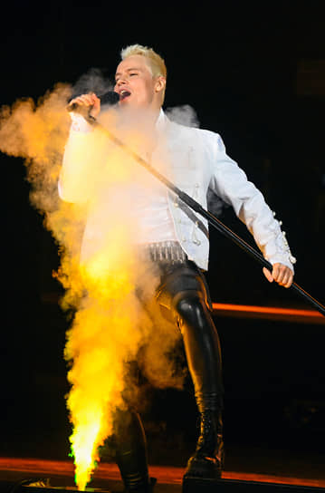 Во время концерта артист показал фотографии из семейного архива и реконструировал звук своей первой записи