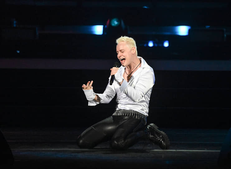 «Не бойся открываться этому миру. И когда-нибудь, через 30 лет, ты выйдешь сюда, на эту сцену»,— заявил певец со сцены