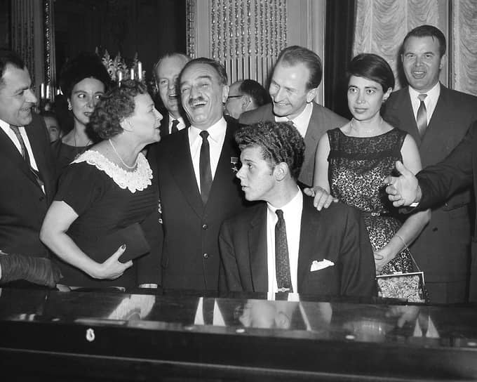 После смерти Сталина Анастас Микоян стал союзником Никиты Хрущева в борьбе за власть. Он одним из первых высказался за развенчание культа личности бывшего вождя. В 1955 году Микоян занял пост первого заместителя председателя Совета министров. Он активно участвовал в ключевых внешнеполитических миссиях, включая переговоры с Югославией. Особую роль сыграл его визит в США (на фото) в 1959 году, где он провел предварительные переговоры и подготовил почву для последующего визита Никиты Хрущева