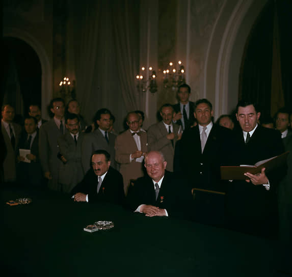 В 1956 году Анастас Микоян высказал сомнения относительно ввода советских войск в Венгрию, дважды голосуя против. Во время Карибского кризиса 1962 года он лично вел переговоры и с Джоном Кеннеди, и с Фиделем Кастро. В ноябре 1963 года, Микоян представлял советское руководство на похоронах убитого президента США Джона Кеннеди
&lt;br>На фото: Анастас Микоян, первый секретарь ЦК КПСС Никита Хрущев (в центре) и министр иностранных дел СССР Андрей Громыко (справа) на переговорах в Белграде, 1955 год