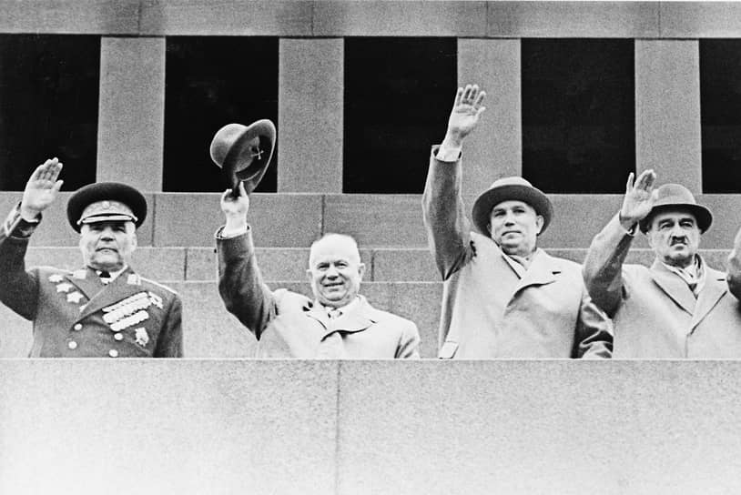 Слева направо: министр обороны Родион Малиновский, премьер-министр Никита Хрущев и члены Президиума Фрол Козлов и Анастас Микоян на параде в честь 1 мая, 1962 год