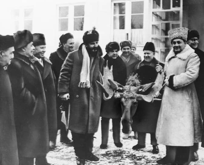 Председатель президиума Верховного Совета СССР Анастас Микоян (слева) и кубинский лидер Фидель Кастро (в центре) на охоте в Подмосковье, 1964 год