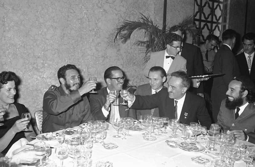 Первый заместитель главы правительства СССР Анастас Микоян (второй справа) с премьер-министром Кубы Фиделем Кастро (слева) и президент Кубы Освальдо Дортикосом (в центре), 1960 год