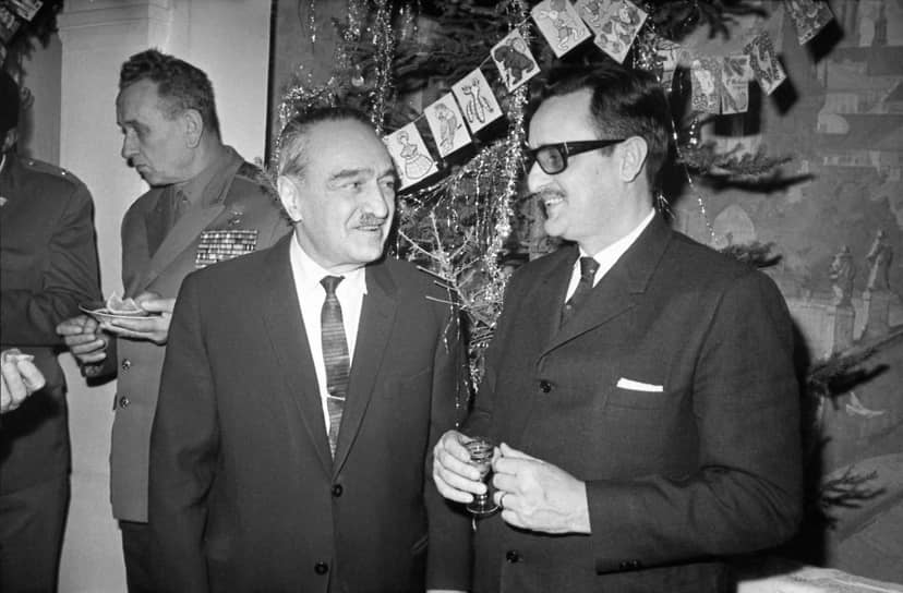 Член Верховного Совета СССР Анастас Микоян и посол Республики Куба в СССР Рауль Гарсия Пеласе на торжественном вечере по случаю празднования 10-й годовщины Кубинской революции, 1969 год