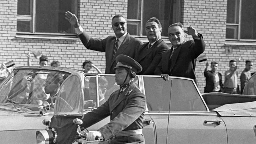 Слева направо: президент Египта Гамаль Абдель Насер, первый секретарь ЦК КПСС Леонид Брежнев и председатель президиума Верховного Совета СССР Анастас Микоян во время визита египетского лидера, 1965 год