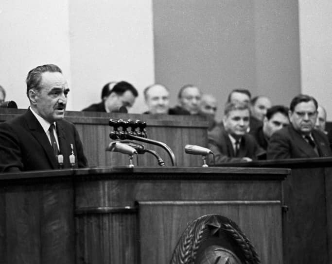 Анастас Микоян начал карьеру при Ленине и ушел на покой при Брежневе. В народе о нем даже сложили пословицу: «От Ильича до Ильича без инфаркта и паралича». Его имя стало нарицательным — «один микоян» означало единицу политической живучести. Анастас Микоян скончался в Москве 21 октября 1978 года в возрасте 82 лет и был похоронен на Новодевичьем кладбище