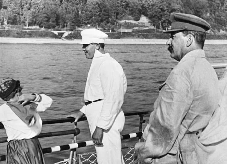 Иосиф Сталин на палубе теплохода, июль 1925 года