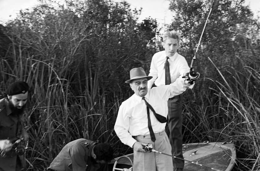 Первый заместитель Председателя Совета Министров СССР Анастас Микоян, премьер-министр Кубы Фидель Кастро и кубинский революционер Нуньес Хименес на рыбалке, 1960 год