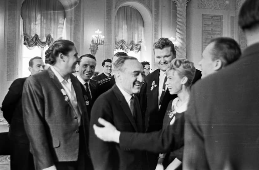 Анастас Микоян активно способствовал развитию советской рекламы, курируя внутреннюю торговлю. По его инициативе привлекались поэты для создания запоминающихся слоганов. Из воспоминаний переводчика Сталина Валентина Бережкова: «Уже стемнело, площадь освещали яркие фонари, горела пестрая реклама на крыше Политехнического музея: &quot;Всем попробовать пора бы, как вкусны и нежны крабы&quot;, &quot;А я ем повидло и джем&quot;, &quot;Нужен вам гостинец в дом? Покупай донской залом&quot;»