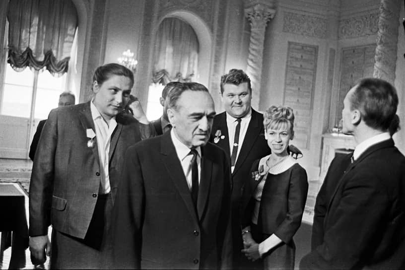 После отставки с поста председателя Президиума Верховного Совета в декабре 1965 года из-за достижения 70-летнего возраста, Анастас Микоян постепенно отошел от активной политики. В марте 1966 года его вывели из состава Политбюро, а с июня 1974 года он стал персональным пенсионером союзного значения за особые заслуги перед государством